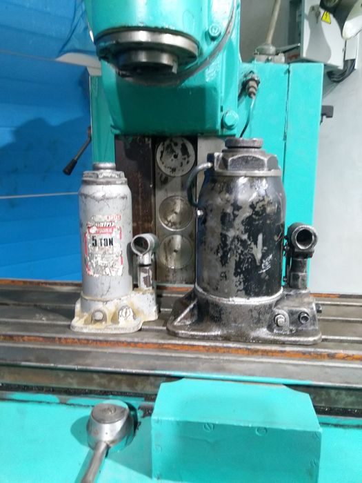 Продам домкрат 15тонна советскии