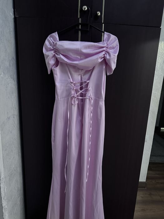 нәзік розовый түсті кешкі көйлек.