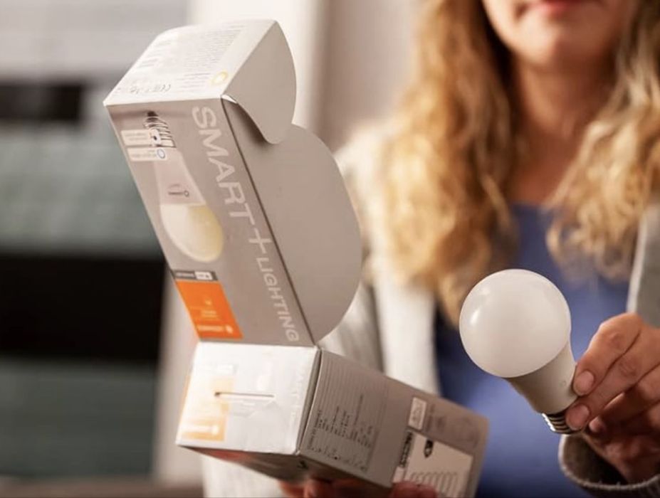 Lampă LED inteligentă LEDVANCE cu tehnologie WiFi, soclu E27