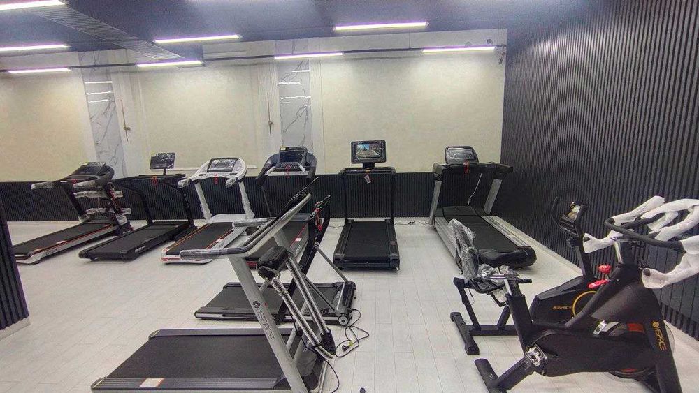 Беговая дорожка с датчиками пульса.