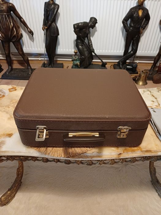 Vând mașină de scris!