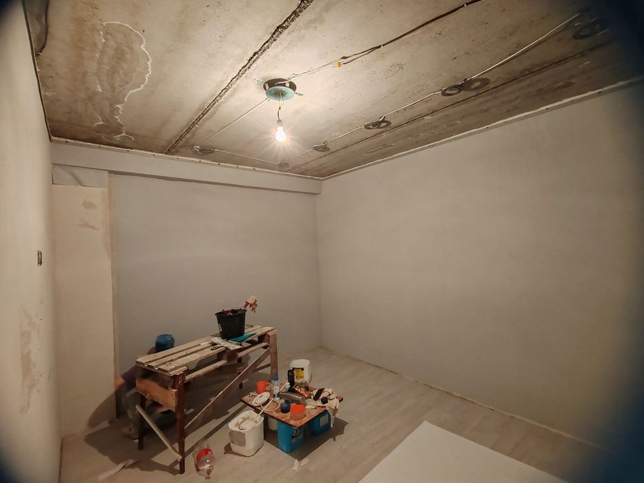 Поклейка обоев,покраска.