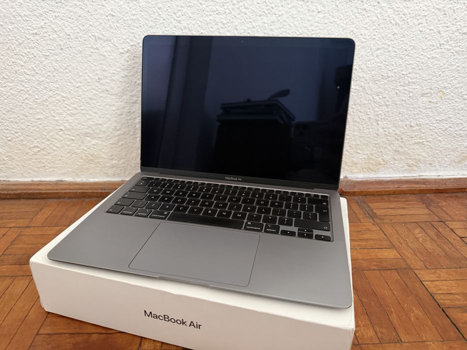 Vand MacBook Air Retina 13” 2020 – Intel i3 / 8GB RAM / 256GB SSD în stare foarte bună de funcționare și aspect îngrijit.