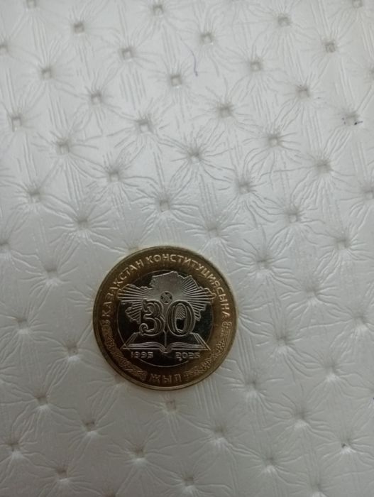 Монета номиналом 100 тенге