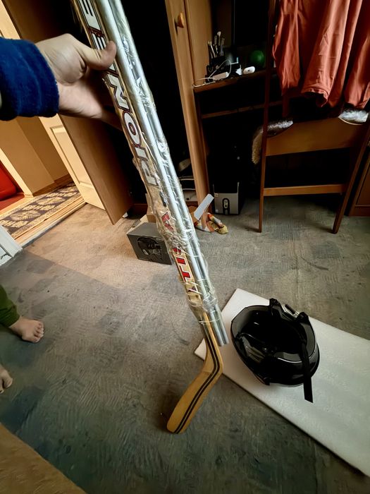 Продам хоккейный шлем.