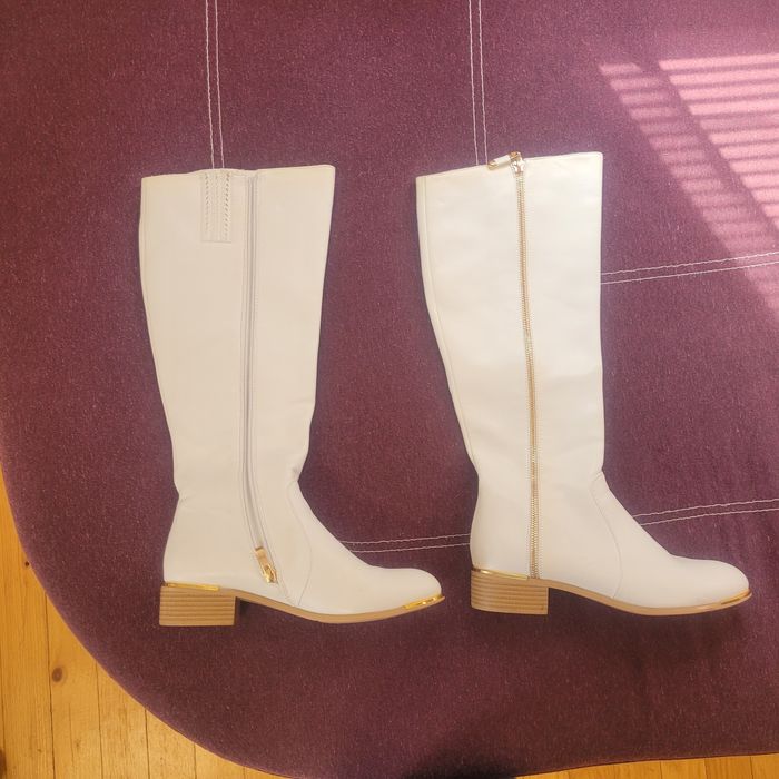 Бели дамски ботуши