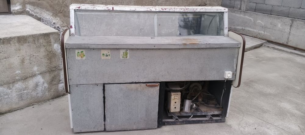 Витрина холодильник сотилади