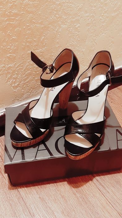 Босоножки. Высокий каблук.