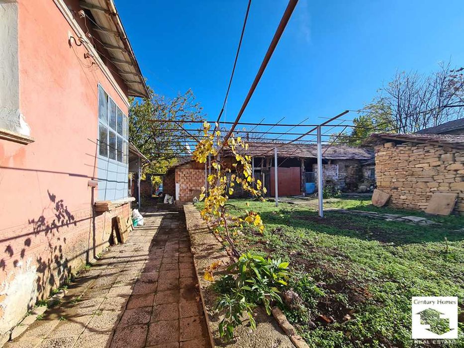 140329 Къща с равен двор и кладенец, в добро състояние, в с. Дъскот