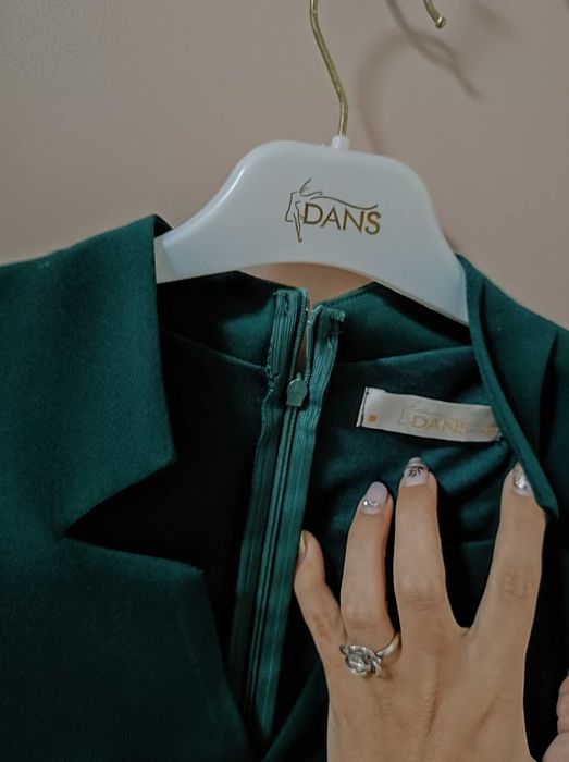 Елегантна дамска рокля в тюркоазено с ефектно деколте