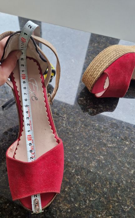 Sandale cu platformă
Nepurtate!