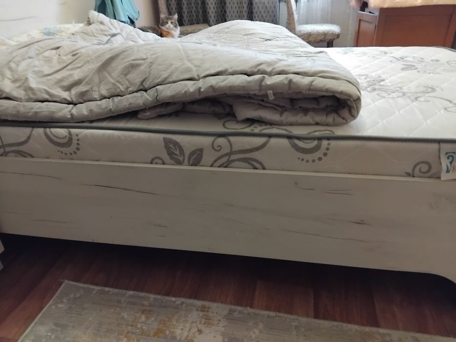 Продам кровать с матрацем