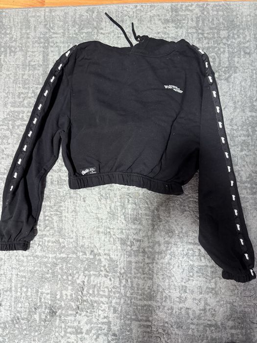 Bluza neagra cu scris alb