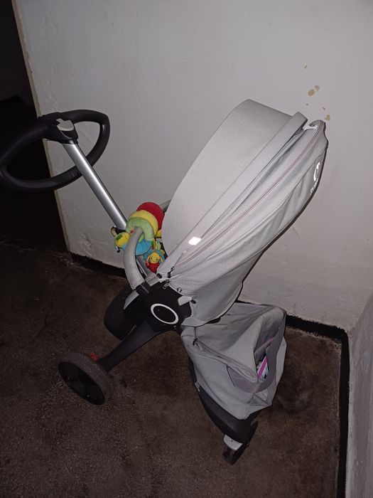 Vând cărucior Stokke V5 gri 3 în 1