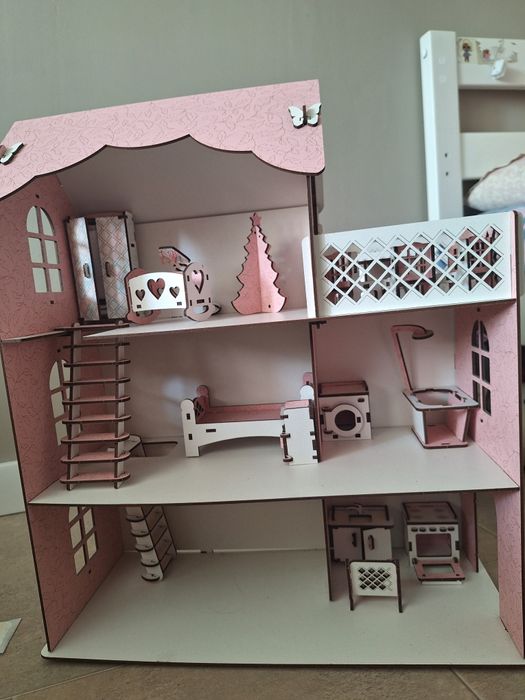 Продам деревянный домик для кукол