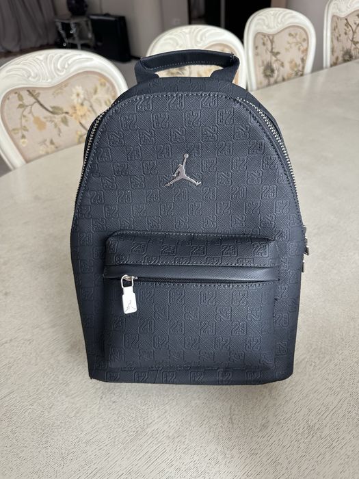 Продам сумку/рюкзак Jordan оригинал