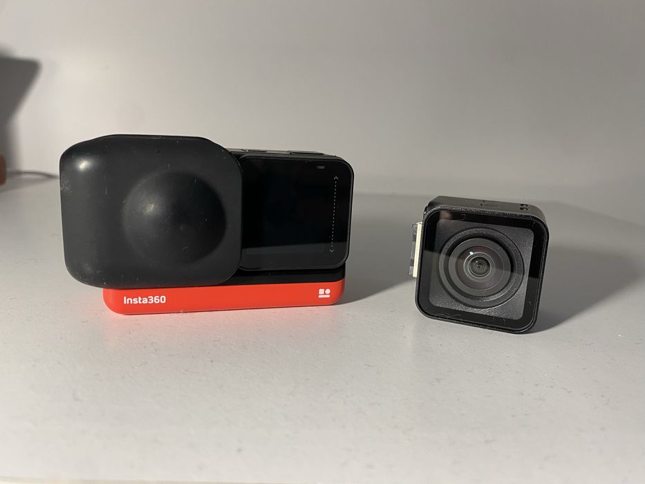 Insta360 One R Twin Edition cu selfie stick invizibil