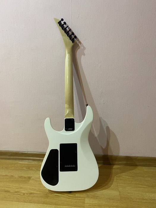 Продам электрогитару  jackson js22 dinky Snow White