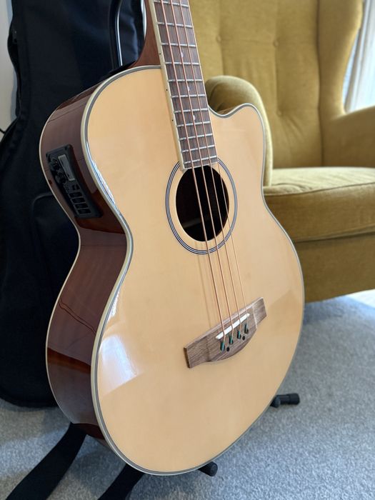 Chiatar bass elctro-acustica Harley Benton