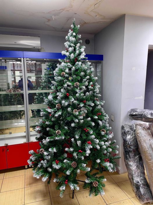 В продаже шикарная елка с ягодами и шишками