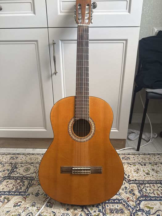 На продаже гитара  Yamaha C - 80