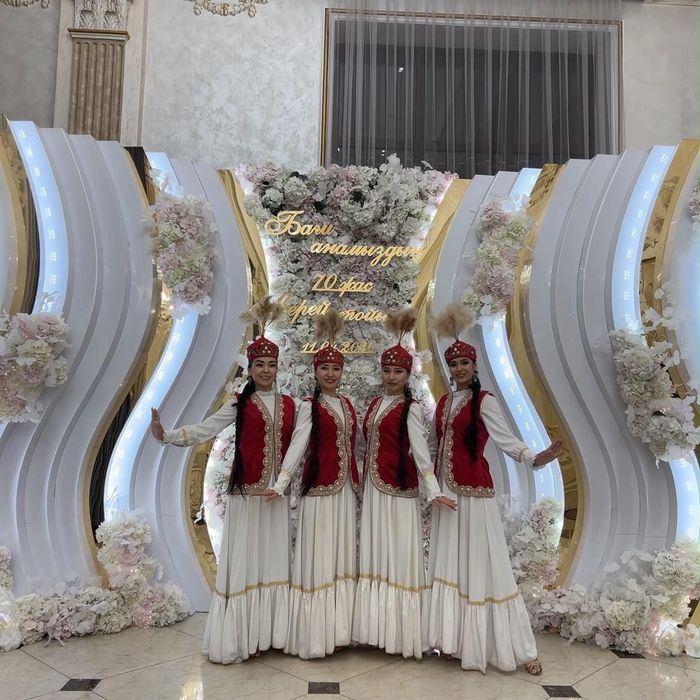Народный музыкальный ансамбль. Домбрист. Хостес