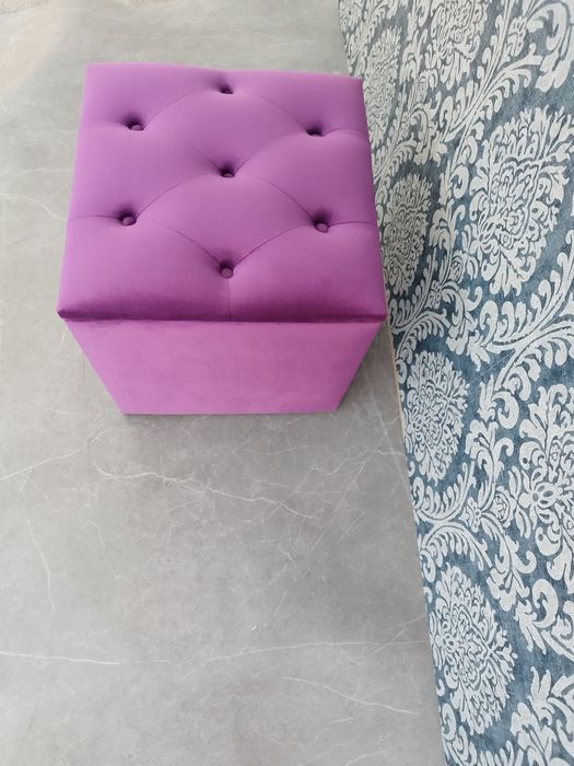 Vând taburet Chesterfield cu spatiu pentru depozitare din catifea  mov