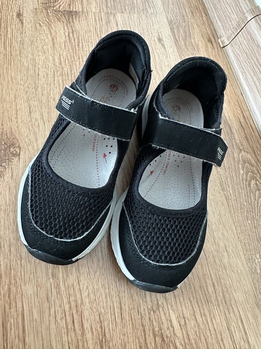 Продам школьные туфли