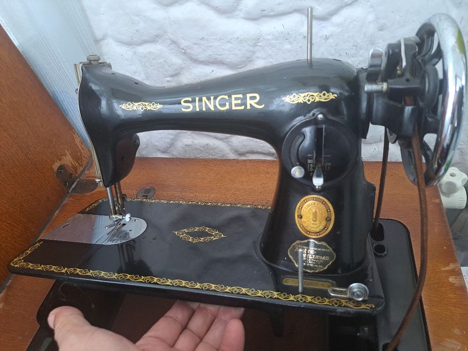 Vând mașină de cusut Singer