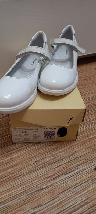 Продам туфли на девочку 37 разм