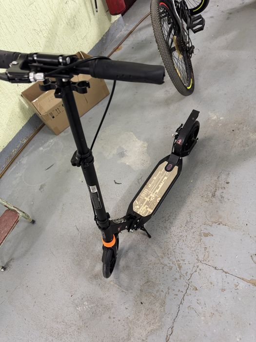 Самокат с двумя амортизаторами