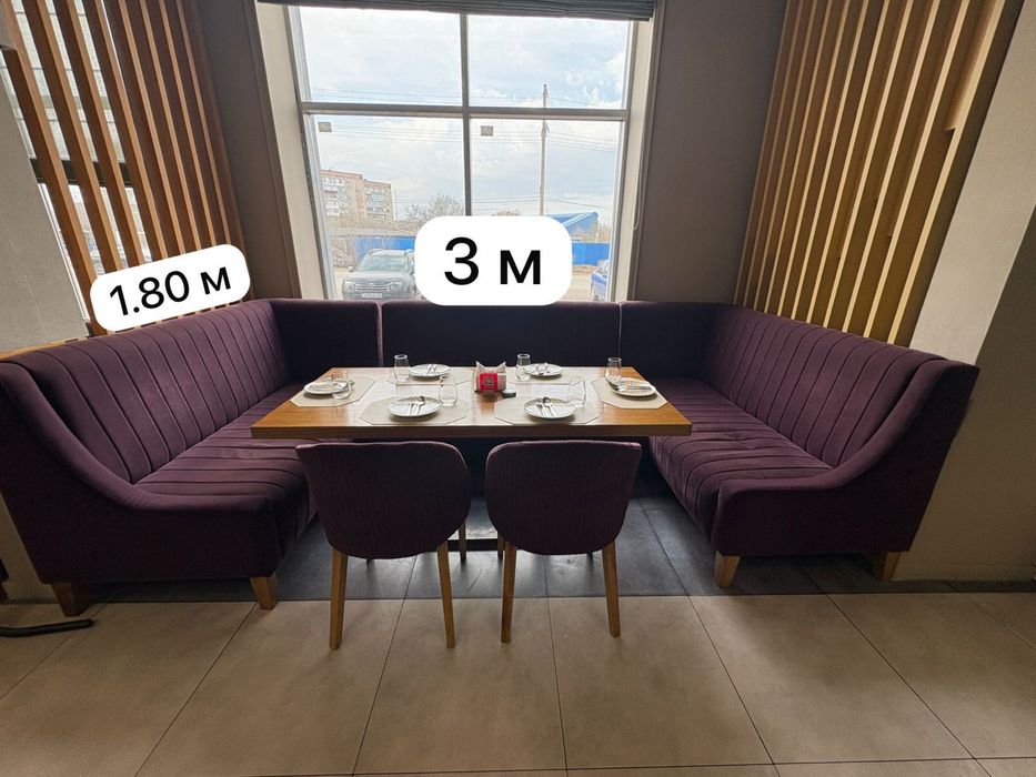 Стол стулья диваны перегородка