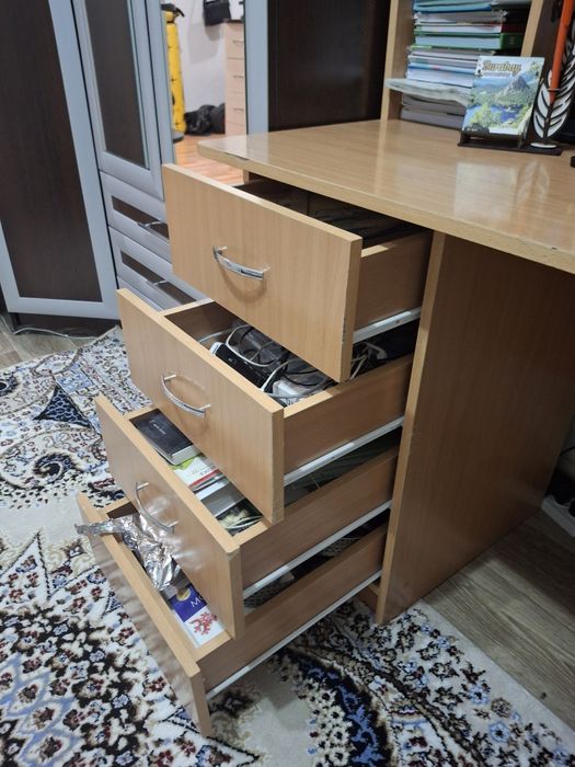 Письменный/компьютерный стол с полками