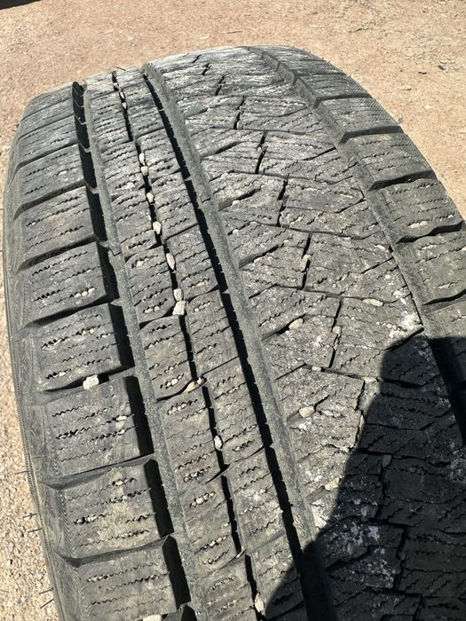 Продам 235/45/18 зимни Triangle