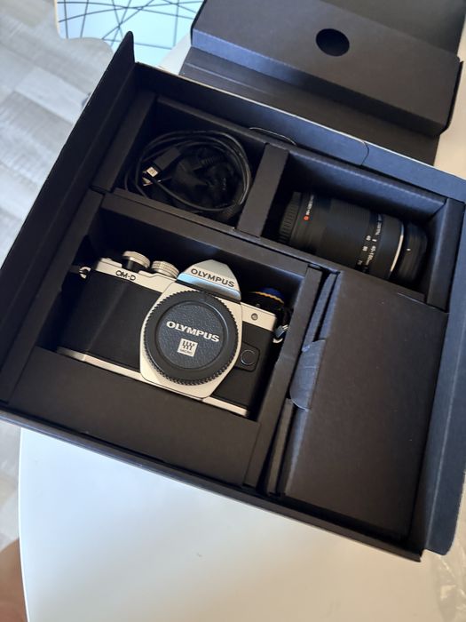 Продавам фотографски комплект: Olympus OM-D E-M10 Mark II + 2 обектива + подаръци!