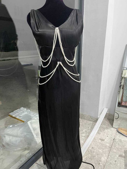 платье черное с жемчугами