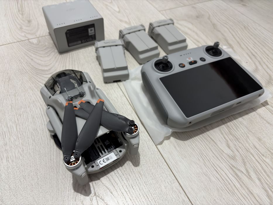 Drona DJI Mini 3 Fly More Combo + Smart Controller