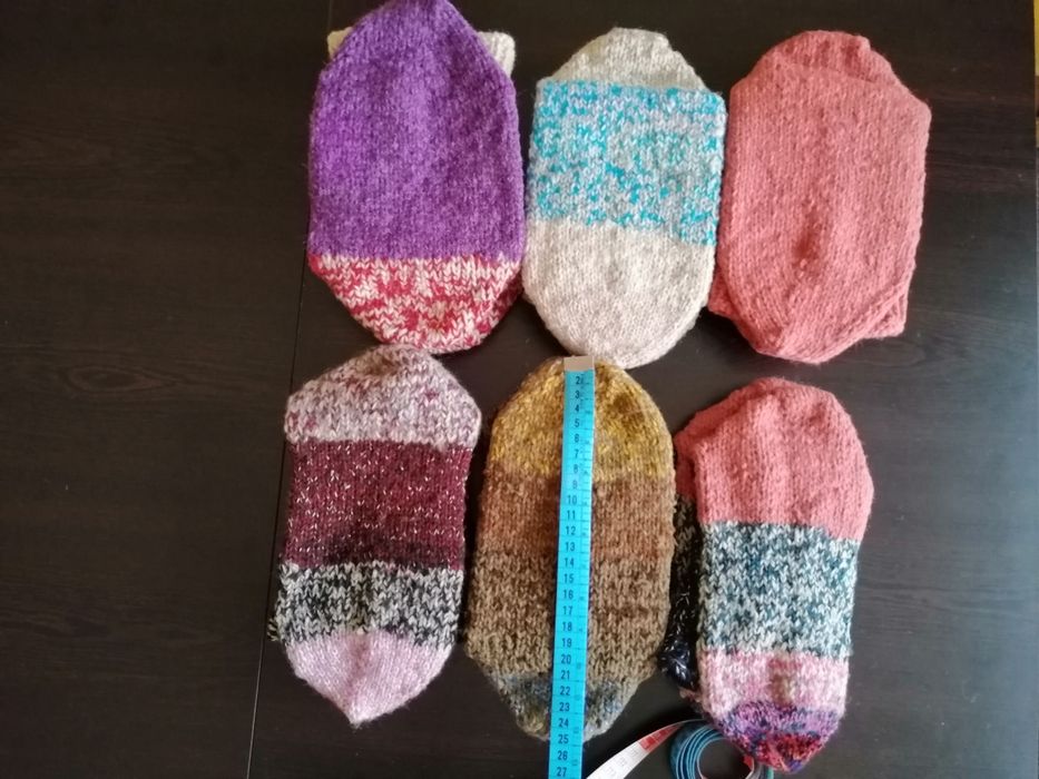 Дамски ръчно плетени чорапи и търлъци.