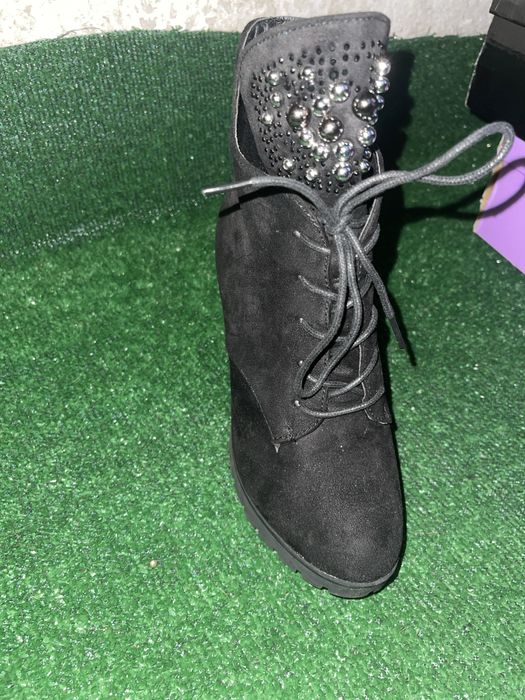 Велурени боти с капси