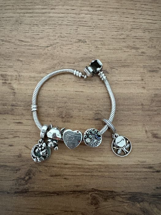 Продам браслет с шармиками Pandora