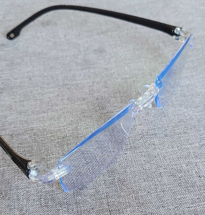 Ochelari de citit fotocromati cu focalizare automată