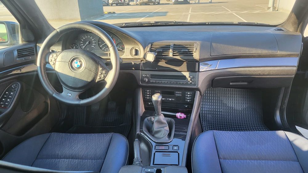 BMW E39 2.5 
Anul 2000 
120kw

Mașina se reprezintă foarte Ok din toat