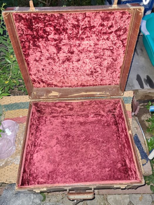 Продаётся чемодан.