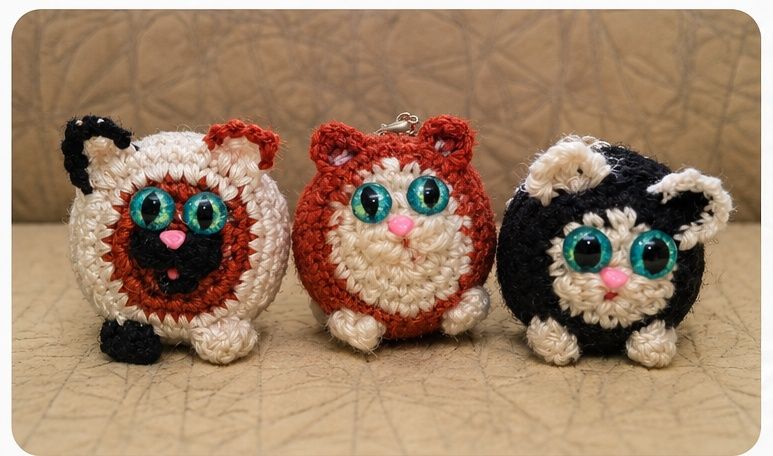 Вязанные миниатюрные игрушки-брелоки