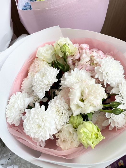 продам букеты цветов и метровые розы