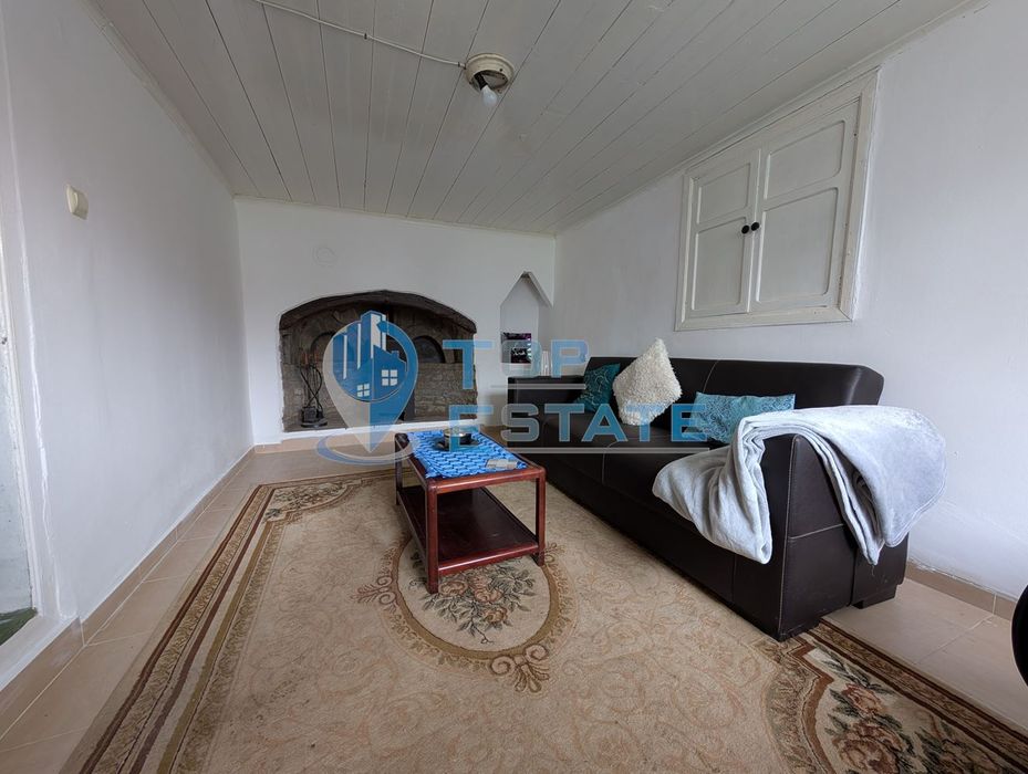 Двуетажна къща с голям двор и кладенец в село Ресен