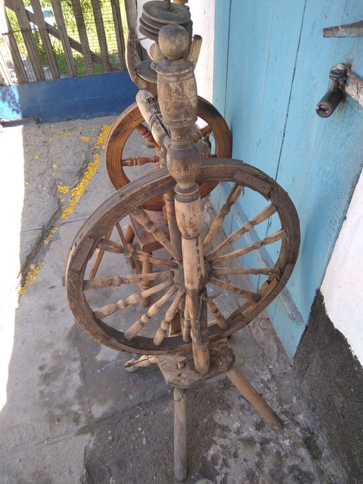 Продам две старинные прялки