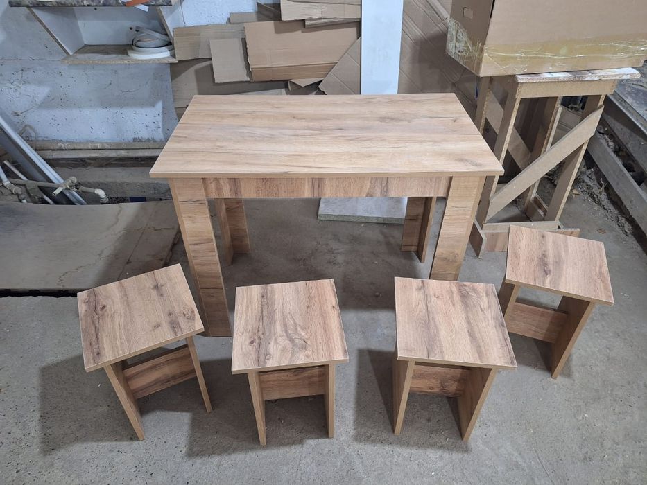 Продам новые стол и 4 табуретки