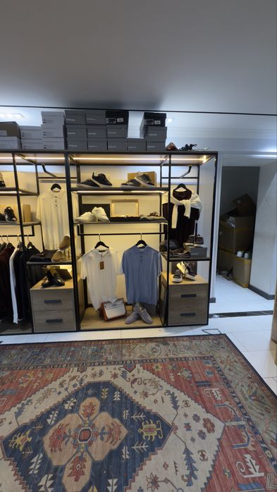 Dokon uchun mebellar stilaj oyna stol shkaf