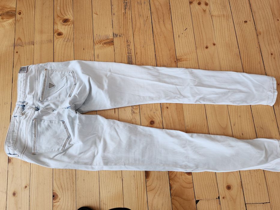 Бели дънки на Guess и Черна къса пола